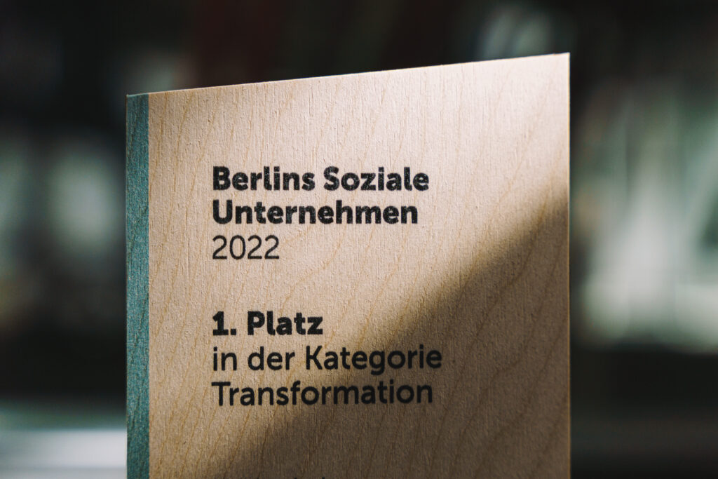 Bild zeigt Auszeichung "Berlins Soziale Unternehmen" 2022 für den ersten Platz in der Kategorie Transformation 