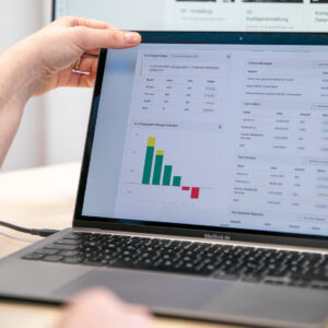 Foto zeigt Laptop mit Zahlen und Diagramm